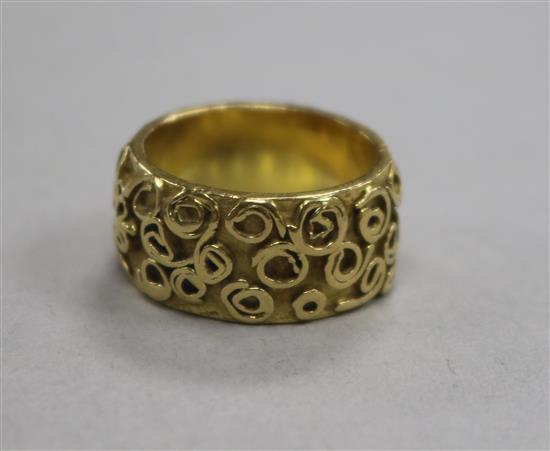 A late 1960s fancy 18ct gold band, size M/N.